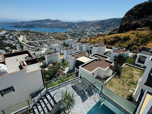 Gündoğan Merkezde Özel Havuzlu, Tam Müstakil Tribleks Villa