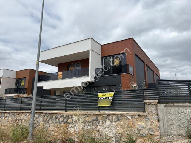 Güneşli'de Köşebaşı 6+2 Bahçeli 2 Katlı Full Lüks Villa