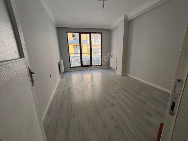 Güneyden Metroya 8 Dakika Yürüme 2+1.80m2 Y.giriş Daire