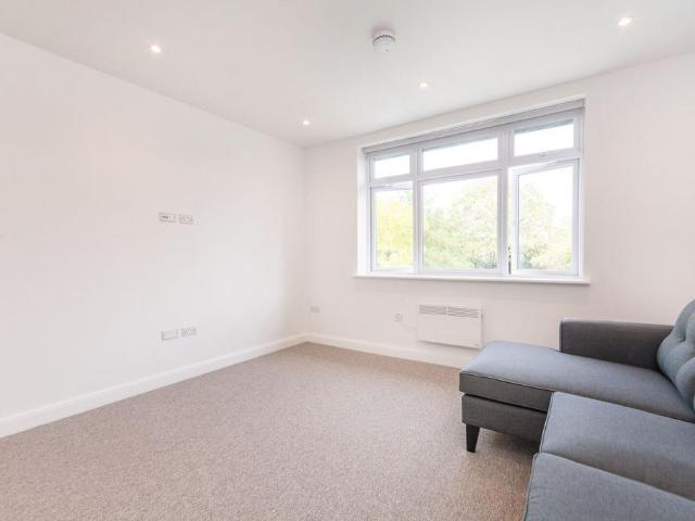 Gunnersbury Avenue, Ealing, London, W5 3 bed flat to rent £3,000 pcm £692 pw