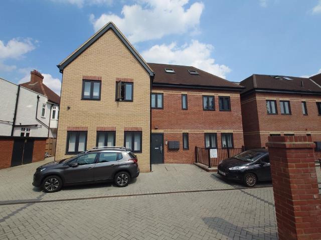 Gunnersbury Avenue, London, W5 3 bed flat to rent £3,250 pcm £750 pw