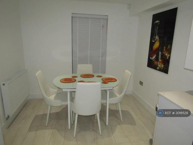 Gunson Street, Manchester, M40 4 bed semi detached house to rent £2,595 pcm £599 pw