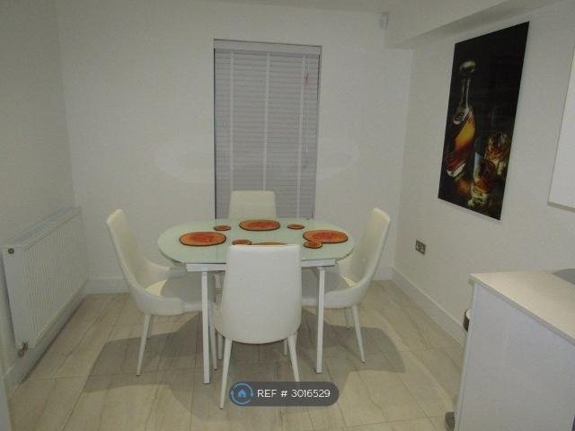Gunson Street, Manchester M40, 4 bed semi detached house to rent, £2,495 pcm | PrimeLocation