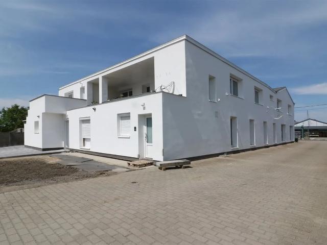 Gunstig gelegen, vernieuwd app. met 3 slpk 2 badk. en garage te Rillaar