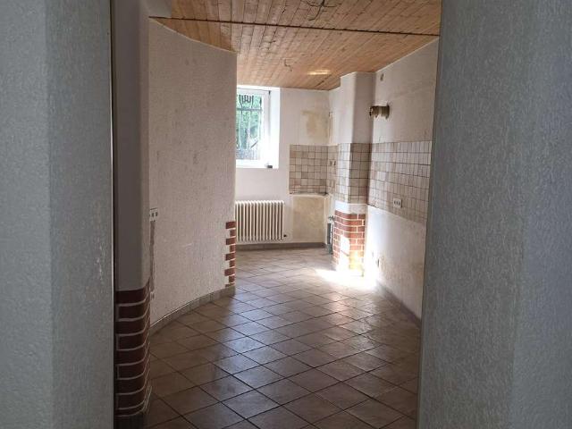 Günstige 4 Zimmer Wohnung mit separatem Eingang und schönem Garten!