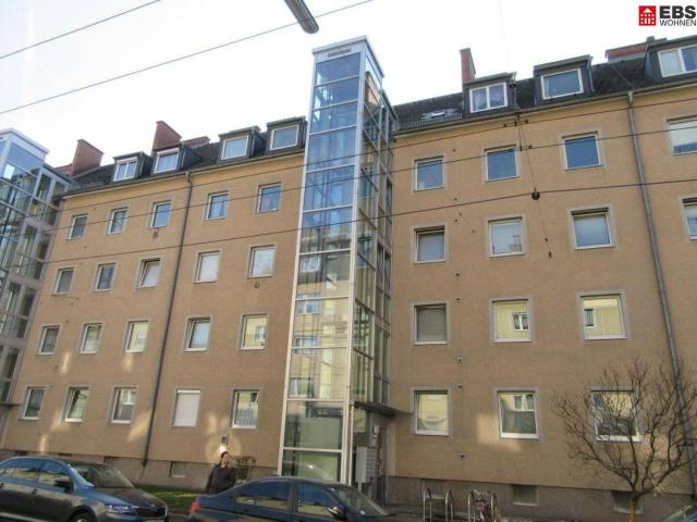 Günstige 2 Zimmer Wohnung im Dachgeschoss mit Aufzug und separater Küche ab 01.08.2026 verfügbar !