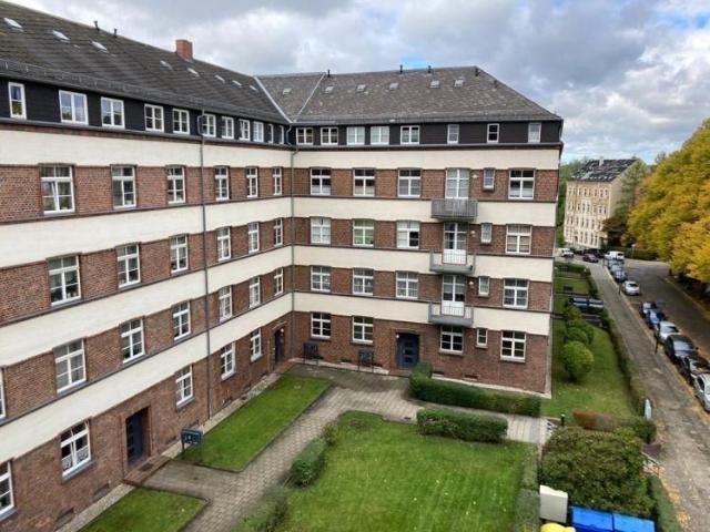 Günstige 2 Zimmer mit Laminat, Balkon und Wanne in ruhiger Lage! EBK mgl