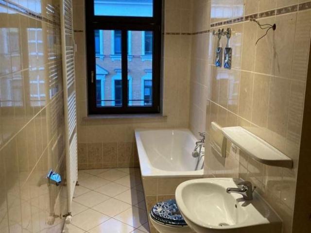 Günstige 2 Zimmer mit Wannenbad und Laminat in guter Lage!