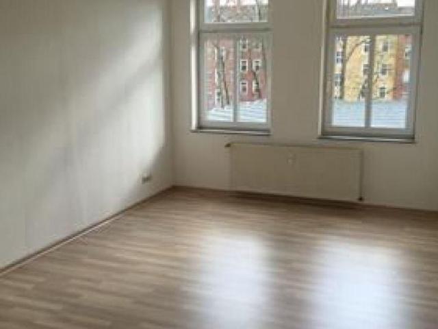 Günstige 3 Zi. mit Aufzug, Einbauküche, Balkon, Wanne, Dusche und Laminat!