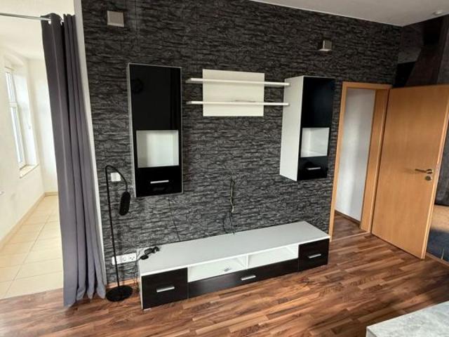Günstige und teilmöblierte 2 Zimmer mit Laminat, Aufzug und Eckwanne in guter Lage!