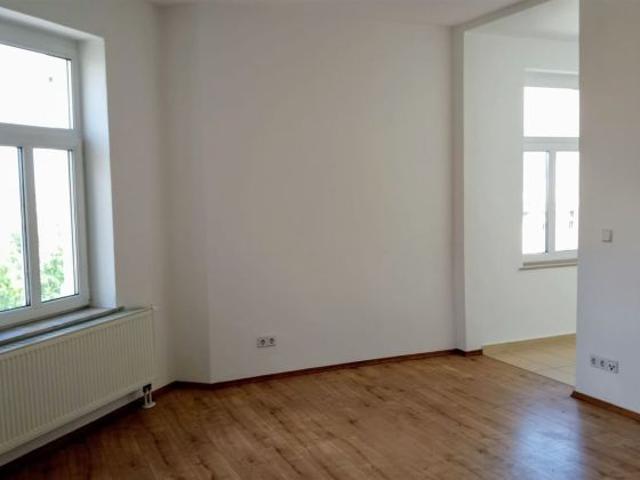 Günstige und vermietete 2 Zimmer mit Laminat, Aufzug und Eckwanne in guter Lage!