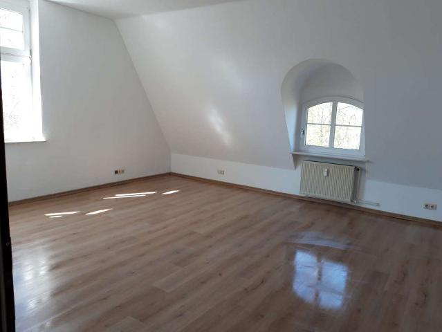 Günstige, sanierte 3 Zimmer Wohnung mit gehobener Innenausstattung in einer Villa!
