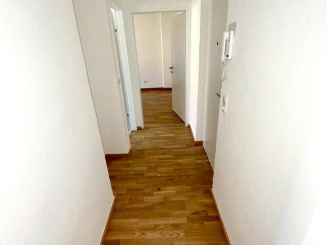 günstige starterwohnung in herrlicher grünlage: praktische 1 zimmerwohnung mit heller wohnküche und separatem schlafzimmer im kleinen mehrparteienhaus – ideal für singles, studierende oder pendler!