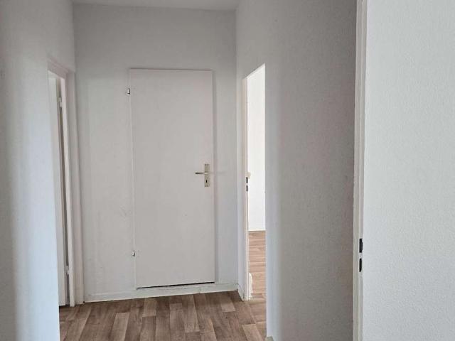 Günstiger geht es nicht. renovierte 3 Raumwohnung + Wanne + Balkon!