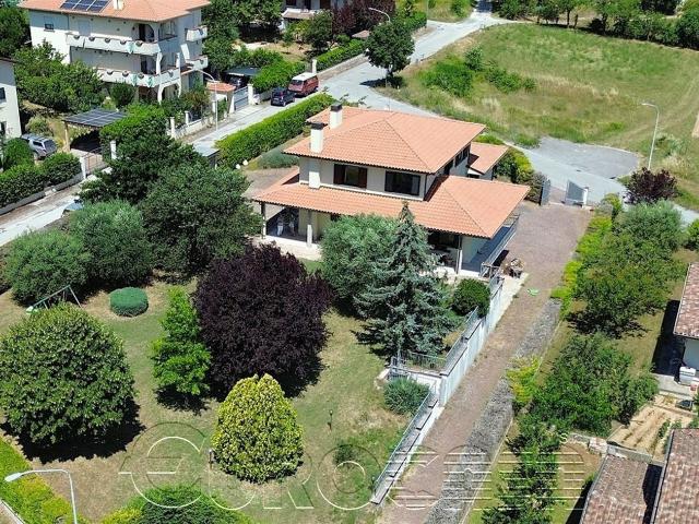 Gualdo Tadino. Intera villa bifamiliare con taverna ed ampio. 450m² Gualdo Tadino