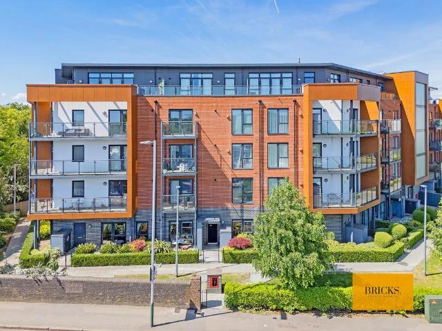 Gubbins Lane, Romford RM3 2 bed apartment to rent £2,000 pcm £462 pw