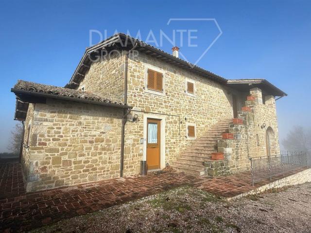 GUBBIO PG, Colonnata: Casale in pietra di 490 mq su due li. 490m² Gubbio