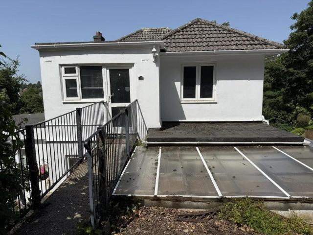 Guest Avenue, Poole BH12 2 bed flat to rent £1,300 pcm £300 pw