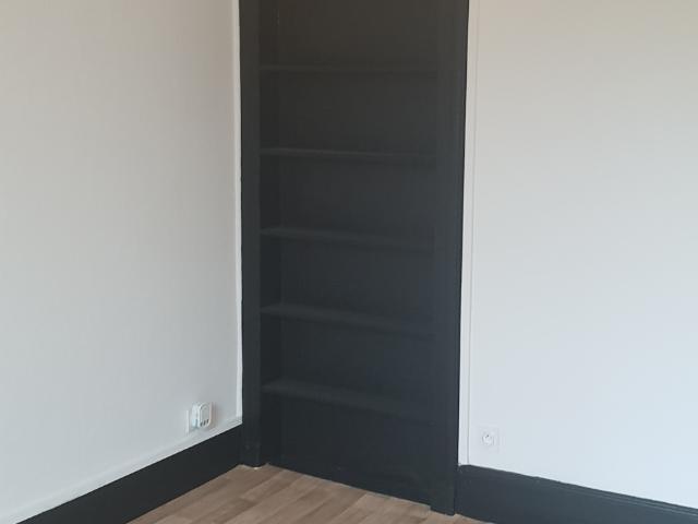 GUITRES DANS LE BOURG APPT T2 AU 1ER ETAGE