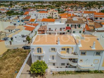 GUIA Espaçoso Apartamento T2+1 com Vista sobre a Vila