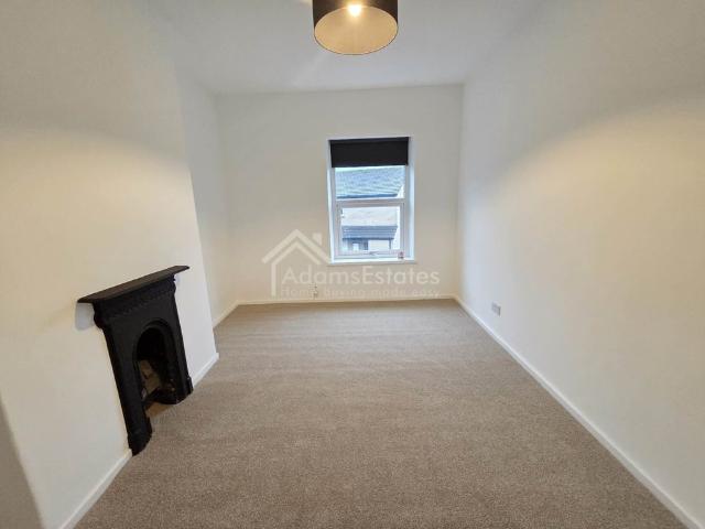 Guide Price £800 pcm Available Now Unfurnished