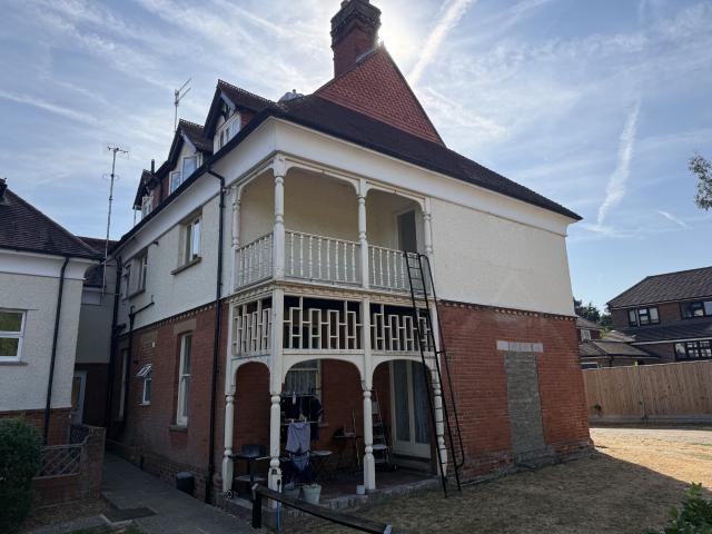 Guildford. Large Unfurnished One Bedroom Character Apartment to let