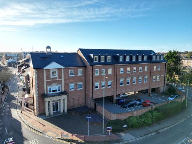 Guildford Street, Chertsey, Surrey, KT16 1 bed apartment to rent £1,150 pcm £265 pw