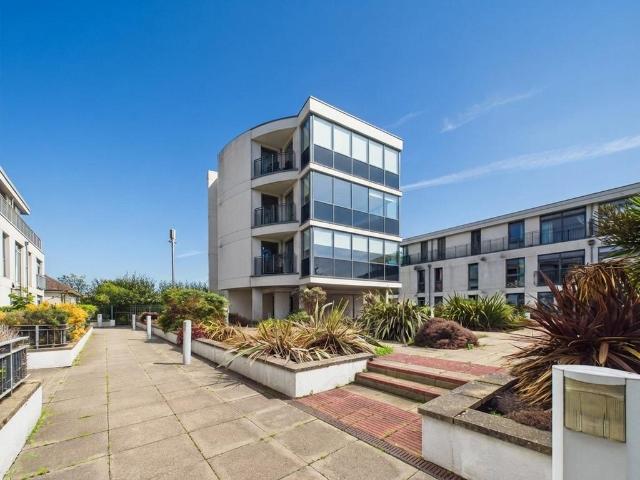 Guildford Street, Chertsey, Surrey, KT16 2 bed apartment to rent £1,650 pcm £381 pw
