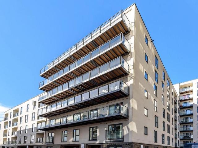 Guildford Road, Woking, GU22 2 bed apartment to rent £1,700 pcm £392 pw
