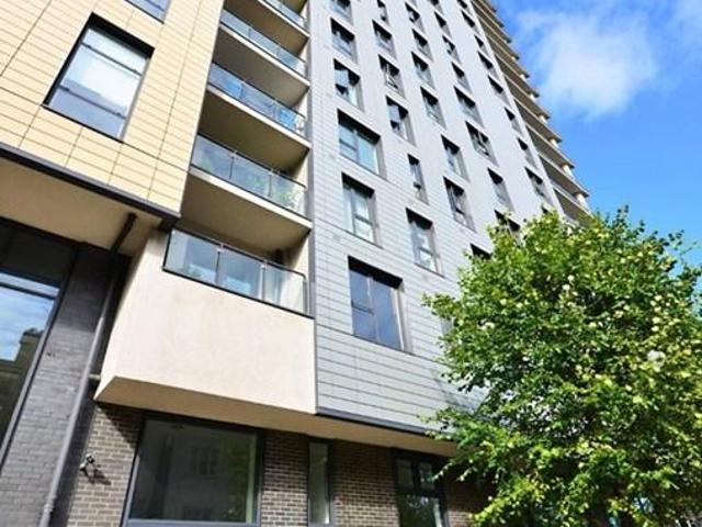 Guildford Road, Woking, GU22 2 bed flat to rent £1,750 pcm £404 pw