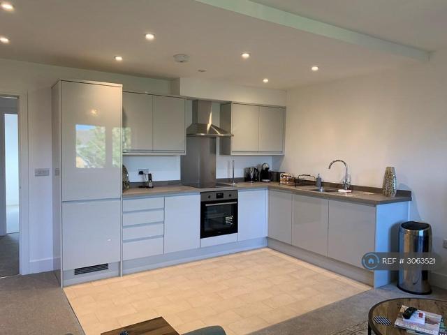 Guildford Road, Bagshot, GU19 2 bed flat to rent £1,475 pcm £340 pw