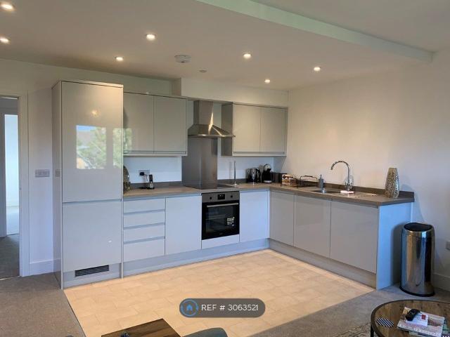 Guildford Road, Bagshot GU19, 2 bed flat to rent, £1,475 pcm | PrimeLocation