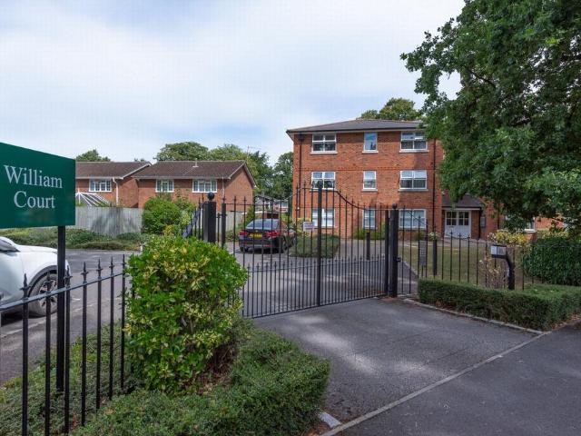 Guildford Road East, Farnborough, GU14 2 bed apartment to rent £1,525 pcm £352 pw