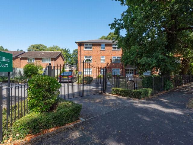 Guildford Road East, Farnborough GU14, 2 bed flat to rent, £1,525 pcm | PrimeLocation