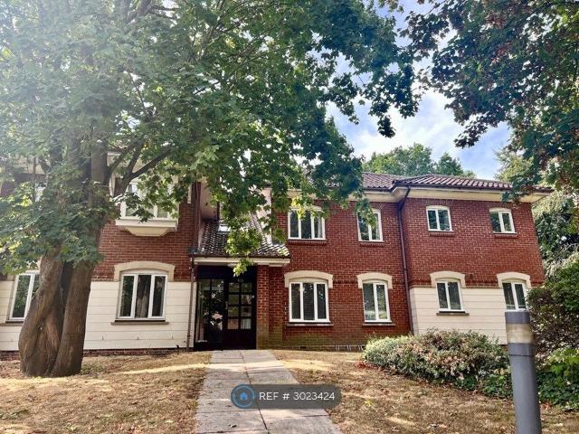 Guildford Road, Leatherhead KT22, 2 bed flat to rent, £1,595 pcm | PrimeLocation