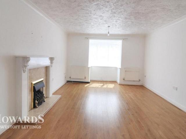 Guildhall Road, Beccles 4 bed detached house to rent £1,350 pcm £312 pw