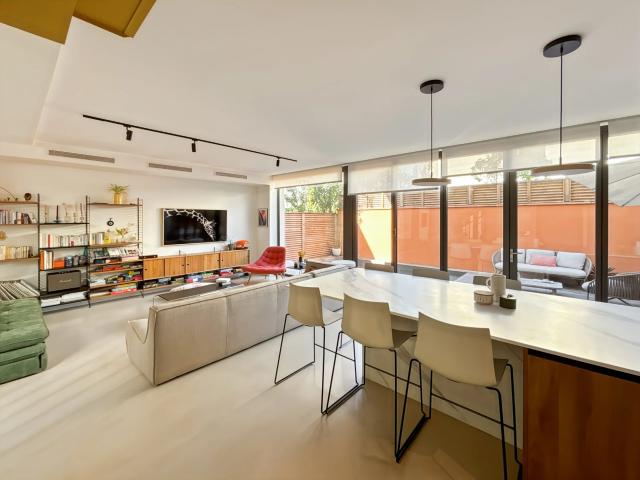 GUILHEMERY, MAISON DE VILLE T5 de 182 M² avec terrasse, piscine