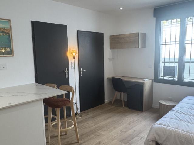 GUILHEMERY/GLOIRE STUDIO MEUBLE 17.78 M2
