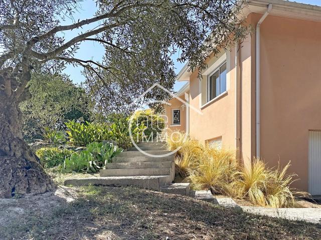 GUILLAC Superbe propriété de 163 m2 de plain pied avec pis. 162m² Guillac