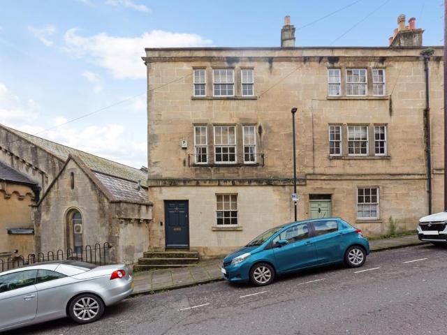 Guinea Lane Bath BA1 3 bed townhouse to rent £2,300 pcm £531 pw