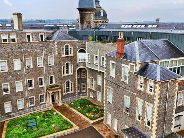 Guinea Street Bristol BS1 1 bed flat to rent £1,750 pcm £404 pw