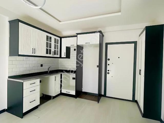 Gültepe`de~1+1~caddeye~yakın~site~içerisi~kiralık~daire~