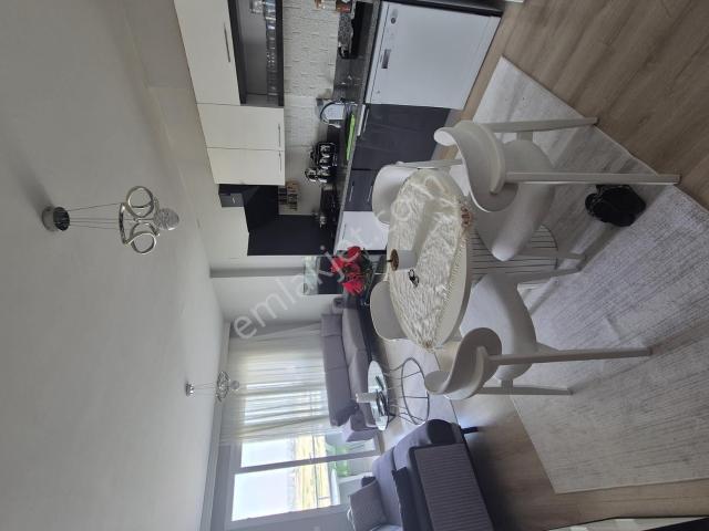 Gültepe'de 1+1 Lüks Eşyalı Geniş Oturumlu Cadde Üzeri Satılık Da