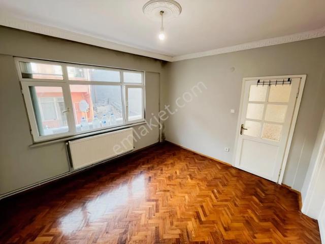 Gültepe'de Caddeye Yakın,2,5+1,100m2,balkonlu Ara Kat Daire