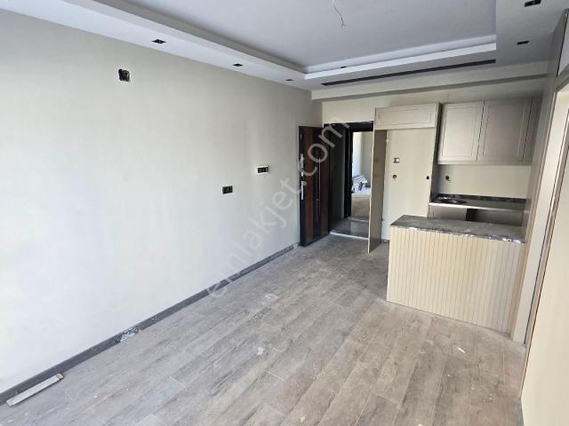 Gültepede Cadde Üzeri 1+1