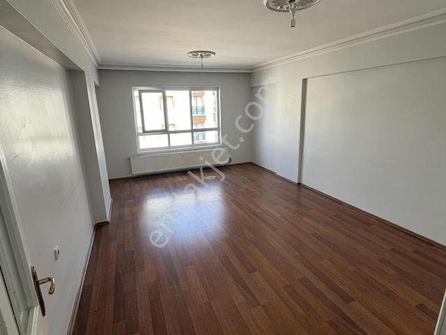 Gülveren Mahallesi Cadde Yakınında Temiz 3+1 Kiralık Daire