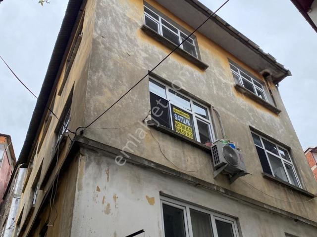 Gül Gayrimenkul'den Tirebolu'nun Tam Merkezinde, Çarşı Mahallesi'nde Ptt Üstü 2+1 Satılık Daire