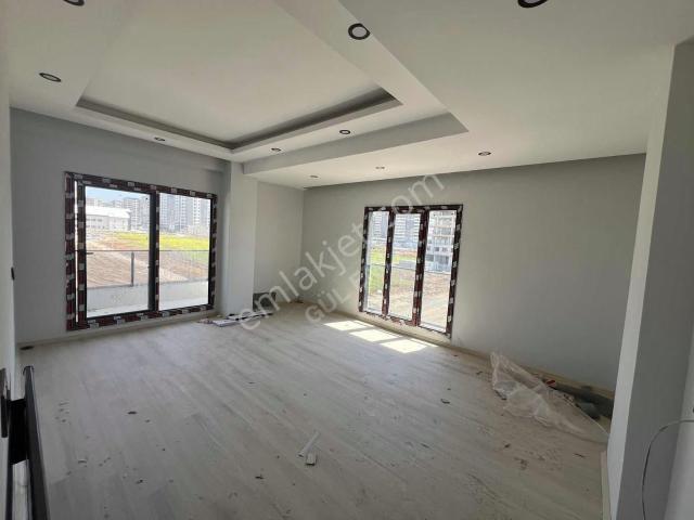Gül Emlaktan Satılık 3+1 Köşe Başı Daire