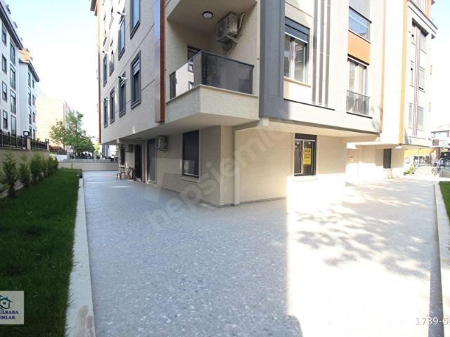Gülbaba Emlaktan Bahçeli Otoparklı 2+1 Düz Giriş Daire