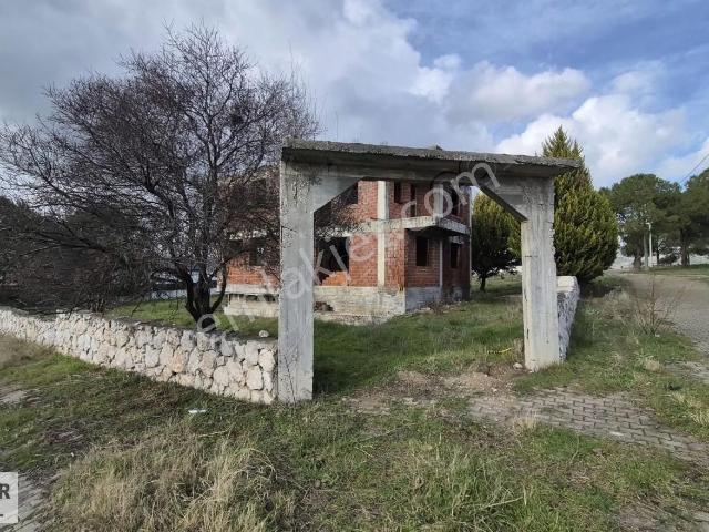 Gülbahçe'de Müstakil Bahçeli Natamam Mükemmel Konumda Villa